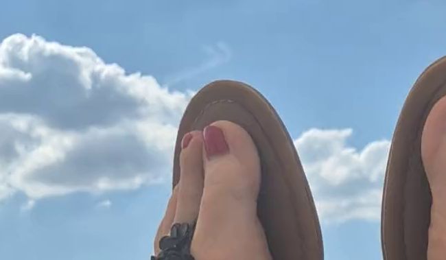 Sexy Füße in Flipflops – Entspannung auf dem Balkon (ohne ton)