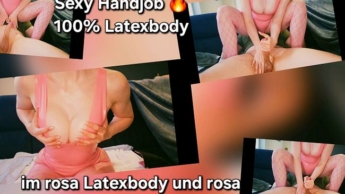 Sexy Handjob im rosa LATEXbody, sitzend auf der Brust !