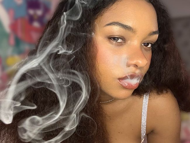 Sinnliche rauchende Findom-Prinzessin