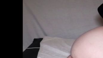 Sissydoll fingert Pussy bis ein kleiner Spritzer kommt (Sissy-Übung 1)