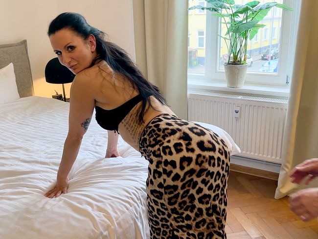 Stopf mir die MILF FOTZE! Nachbar spritzt die Soße rein…