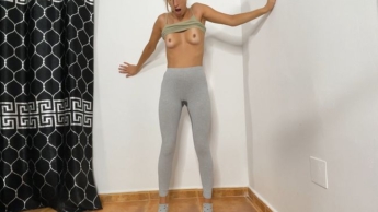 Versautes Fötzchen macht sich in ihre Sportleggins