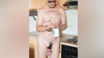 Wenn der Analsex-Strapsen-& BDSM-Sklave in der Küche Kaffee zubereitet