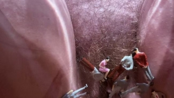 zerquetsche Winzlinge mit meiner riesigen haarigen Muschi