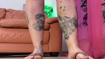 zerquetsche die Kleinen unter meinen Flip-Flops [4K]