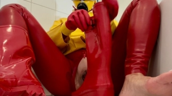 2. STOPP! Rotes Latex, Gasmaske, Gummistiefel, gelbe Regenjacke und viel Natursekt.