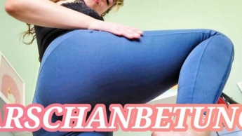 ARSCHANBETUNG Mein Leggingsarsch in deinem Gesicht
