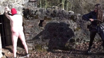 Ausgepeitscht in Burgruine