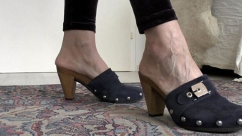 Blaue Holzpantoffeln, Sabots, Lady Victoria Valente