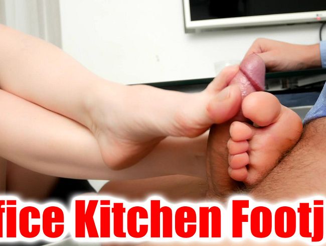 Büro-MILF neckt Kollegen mit Footjob und Höschen-Arsch-Spiel