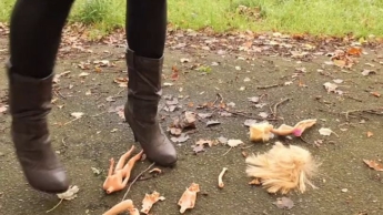 Crushing meiner Puppen – unter meinen Heels – ich zerstöre sie alle