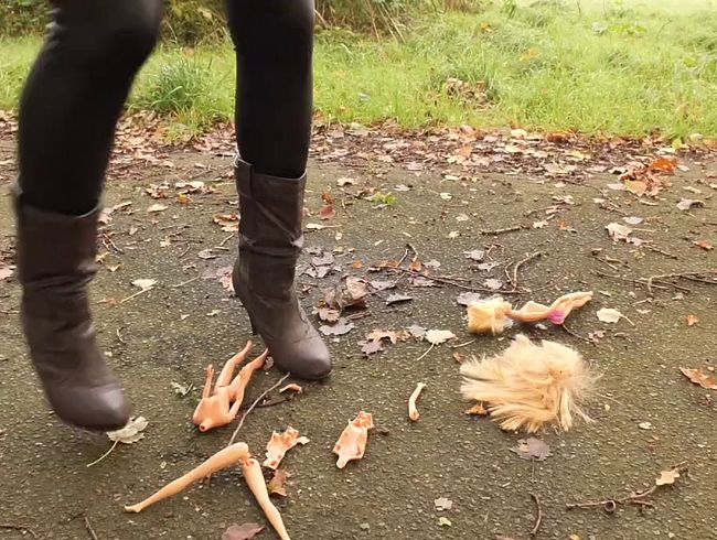 Crushing meiner Puppen – unter meinen Heels – ich zerstöre sie alle