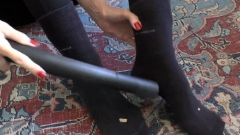 Dein Besitzer die Schwarzen Socken benötigen Pflege! Staubsauger und auf Socken abspritzen, Joi, Pov