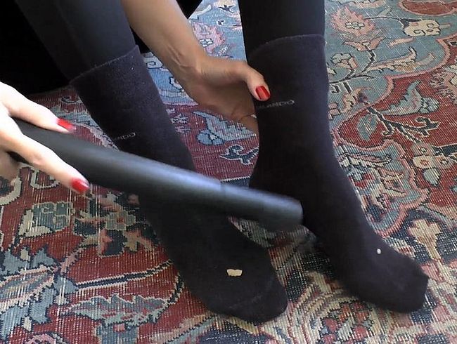 Dein Besitzer die Schwarzen Socken benötigen Pflege! Staubsauger und auf Socken abspritzen, Joi, Pov