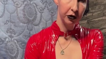 Deine Herrin zeigt dir mit Latexhandschuhe wie du deine Arschfotze trainierst