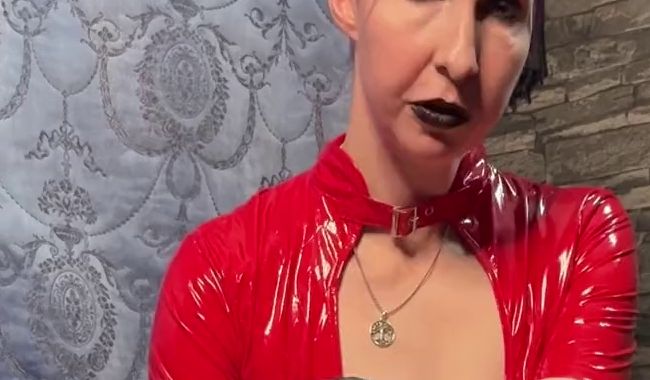 Deine Herrin zeigt dir mit Latexhandschuhe wie du deine Arschfotze trainierst