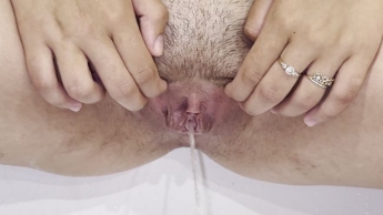 Echte Piss-Zusammenstellung mit haariger Muschi! Nahaufnahme! POV!
