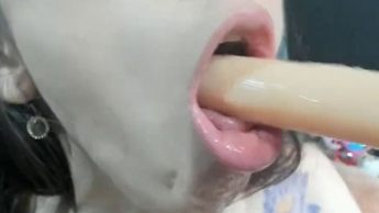 Ein toller, tiefer und sehr feuchter Blowjob. Meine Titten sind komplett mit meinen Flüssigkeiten