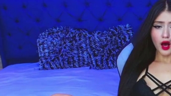 Elegante Dessous, heißer Mund: intensiver Oralsex und Toy in einer intimen Szene