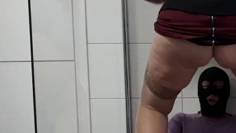 Erst unter der Natursektdusche … dann leckt er mich sauber …