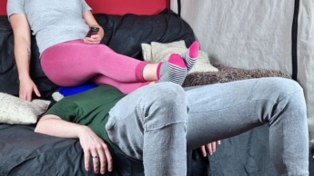 Gesicht sitzen in Leggings mit meinem vollem Gewicht und tritt ihn dabei mit meinen süßen Söckchen