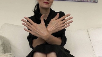 Hand Fetisch und natürliche Fingernägel, schwarzes Kleid, JOI, Lady Victoria