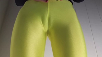 Heels und gelbe Cameltoe Leggings – knalleng und verdammt geil – ich liebe Leggings