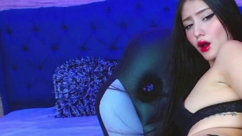 Heißes Model mit schwarzem Haar und weißer Haut zeigt ihre wilde Seite im Bett