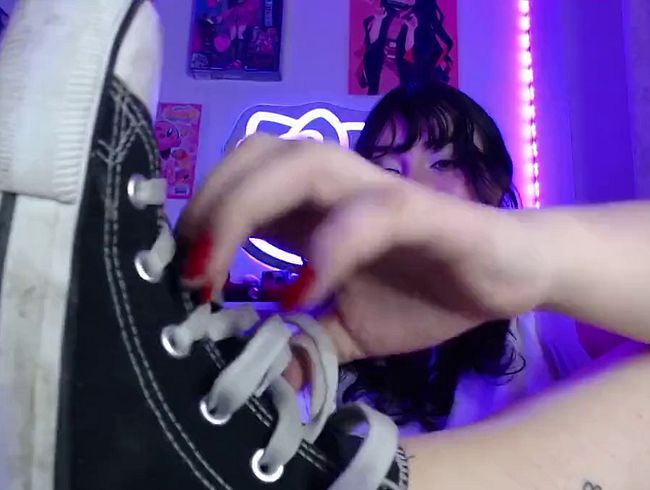 Ich habe meine verschwitzten Sneakerfüße geleckt
