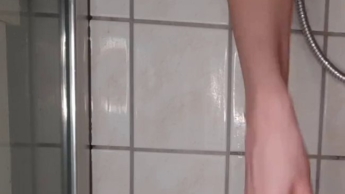 Ich rasier mir meine Beine für dich schön glatt