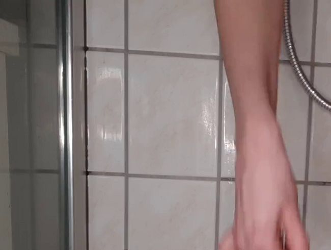 Ich rasier mir meine Beine für dich schön glatt