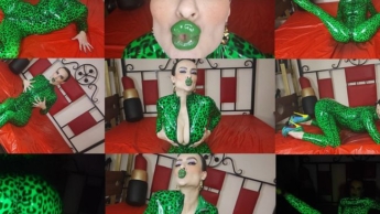 Ich verführe dich mit meinen glänzenden grünen Minzlippen und Küssen und glänzendem Latex