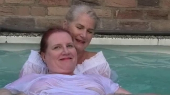 Jeans Spass im Pool