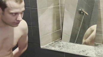 Mein Sklave unter der Dusche