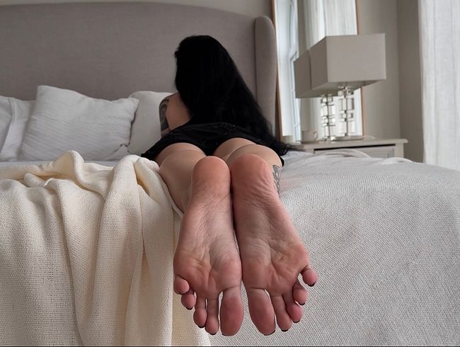Meine hübschen Fußsohlen in dieser Position auf dem Bett, Sohlenknirschen und Zehenwackeln