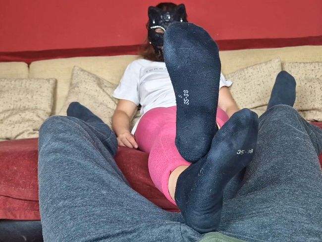 Mit stinkigen sneaker Socken in die Eier treten und keine gnade zeigen