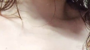 Nasse Haare & Titten einölen.. danach gibt es einen geilen Tittenfick!
