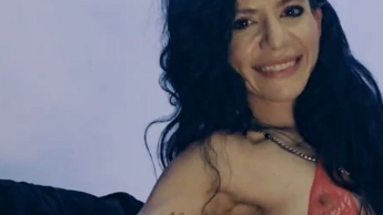 Natalie Carter denkt nach? 4K explizites Arsch- und Pussy-Teasing