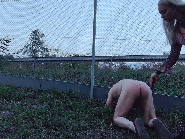 Public-Spanking am Autobahnzaun!