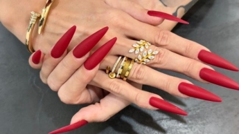 ROTE matte Farbe Lange Nägel, Handflächen und lange Finger breit