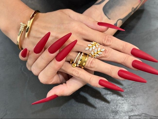 ROTE matte Farbe Lange Nägel, Handflächen und lange Finger breit