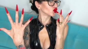 ROTE matte Farbe. Lange Nägel, Handflächen, Handjobs mit Spucke, schwarzes PVC auf mir