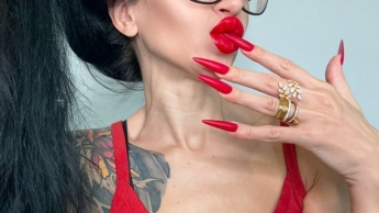 ROTE matte Farbe. Lange Nägel, Krallen, lange, flexible Finger, breite Handflächen, kratzende Haut, roter Lippenstift