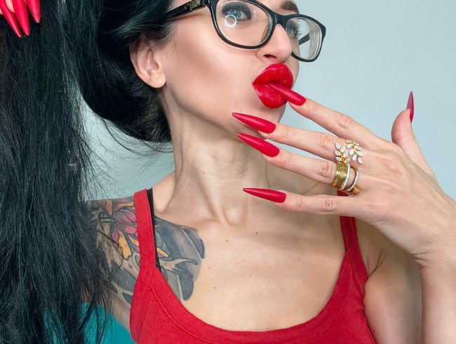 ROTE matte Farbe. Lange Nägel, Krallen, lange, flexible Finger, breite Handflächen, kratzende Haut, roter Lippenstift