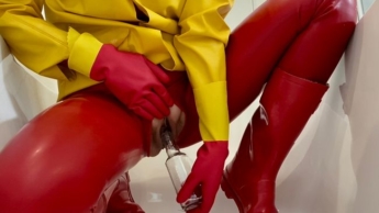 STOPP! Rotes Latex, Gasmaske, Gummistiefel, gelbe Regenjacke noch ein bisschen Natursekt.