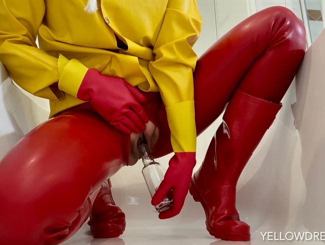 STOPP! Rotes Latex, Gasmaske, Gummistiefel, gelbe Regenjacke noch ein bisschen Natursekt.