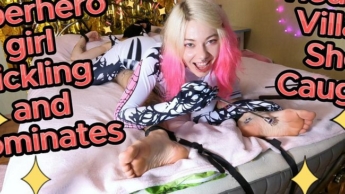 Superhelden-Mädchen spielt mit Bondage-Bösewicht. FemDom-Kitzeln.