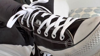 Verstaubte Turnschuhe absaugen und danach spritzt Du ab auf meine Turnschuhe! POV, JOI