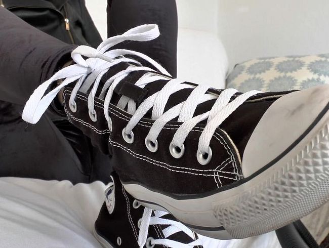 Verstaubte Turnschuhe absaugen und danach spritzt Du ab auf meine Turnschuhe! POV, JOI