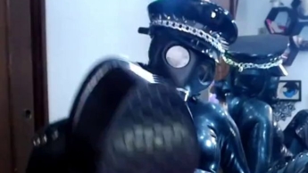 extremes Latex-Outfit – Videoanfrage – Fuck the Breath g4m3$